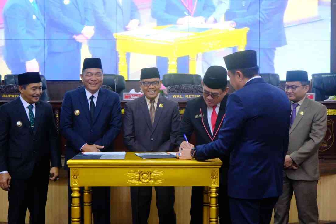 Bupati Muba, HM Toha bersama para pimpinan DPRD Muba menadatangani kesepalatan KUA PPAS RAPBD Muba 2026, Kamis (13/11/2025). Foto: Kominfo Muba.