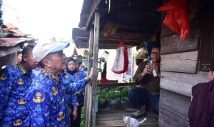 Walikota Palembang, Ratu Dewa langsung meninjau lokasi pemukiman padat penduduk di Jalan Pangeran Sidoing Lautan, Kelurahan Karanganyar, Kecamatan Gandus, pada Senin (17/11/2025). Foto: Kominfo Palembang.