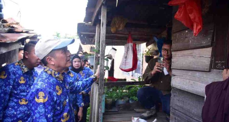 Walikota Palembang, Ratu Dewa langsung meninjau lokasi pemukiman padat penduduk di Jalan Pangeran Sidoing Lautan, Kelurahan Karanganyar, Kecamatan Gandus, pada Senin (17/11/2025). Foto: Kominfo Palembang.