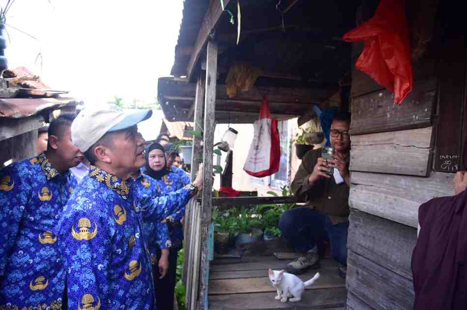 Walikota Palembang, Ratu Dewa langsung meninjau lokasi pemukiman padat penduduk di Jalan Pangeran Sidoing Lautan, Kelurahan Karanganyar, Kecamatan Gandus, pada Senin (17/11/2025). Foto: Kominfo Palembang.
