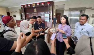 Duta Literasi Sumsel, dr. Ratu Tenny Leriva, MM saat diwawancarai wartawan pada diskusi publlik .membedah isu Kekerasan Berbasis Gender Online, Selasa (25/11/2025). Foto: IST