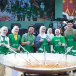 Febi dan Dewi masak pindang tulang bareng Chef Arnold dan Bobon Santoso, Minggu (23/11/2025). Foto: Kominfo Palembang.