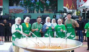 Febi dan Dewi masak pindang tulang bareng Chef Arnold dan Bobon Santoso, Minggu (23/11/2025). Foto: Kominfo Palembang.