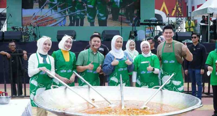 Febi dan Dewi masak pindang tulang bareng Chef Arnold dan Bobon Santoso, Minggu (23/11/2025). Foto: Kominfo Palembang.