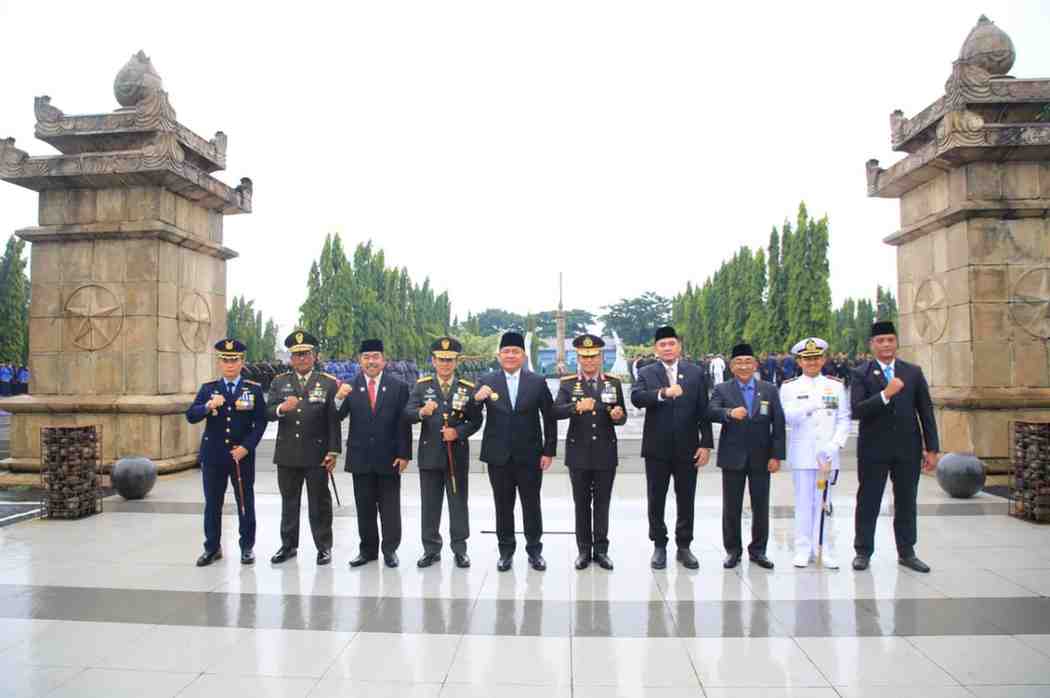 Gubernur Sumsel, Herman deru bersama Forkompinda usai mengggelar upacara Hari Pahlawan di Taman Makam Pahlawan Ksatria Ksetra Siguntang Palembang, Senin (10/11/2025). Foto: Humas Pemprov Sumsel.