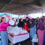 Warga tampak antusias membeli barang kebutuhan di Pasar Murah HIPMI di Gria Borang Indah, Palembang, Rabu (5/11/2025). Foto: Kominfo Palembang.