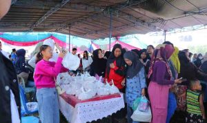 pasar (3) Warga tampak antusias membeli barang kebutuhan di Pasar Murah HIPMI di Gria Borang Indah, Palembang, Rabu (5/11/2025). Foto: Kominfo Palembang.