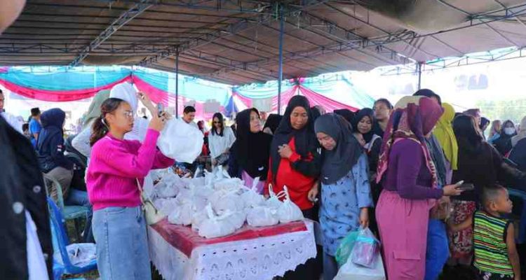 Warga tampak antusias membeli barang kebutuhan di Pasar Murah HIPMI di Gria Borang Indah, Palembang, Rabu (5/11/2025). Foto: Kominfo Palembang.