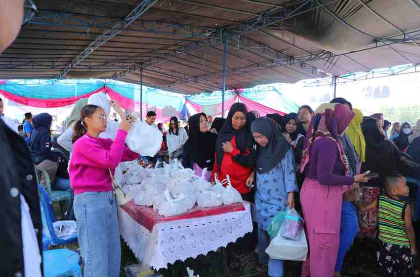 Warga tampak antusias membeli barang kebutuhan di Pasar Murah HIPMI di Gria Borang Indah, Palembang, Rabu (5/11/2025). Foto: Kominfo Palembang.