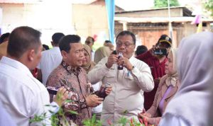 Tim juri Inovation Government Award (IGA) 2025, yang diwakili oleh Agus Eko Nugroho mengunjungi pasar murah di Palembang. Rabu (19/11/2025). Foto: Kominfo Palembang.