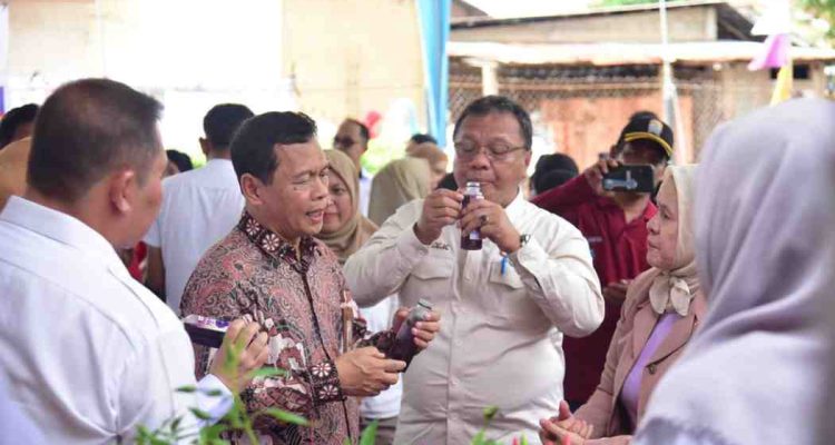 Tim juri Inovation Government Award (IGA) 2025, yang diwakili oleh Agus Eko Nugroho mengunjungi pasar murah di Palembang. Rabu (19/11/2025). Foto: Kominfo Palembang.