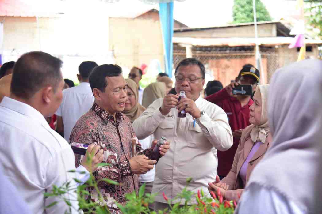 Tim juri Inovation Government Award (IGA) 2025, yang diwakili oleh Agus Eko Nugroho mengunjungi pasar murah di Palembang. Rabu (19/11/2025). Foto: Kominfo Palembang.