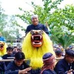 Bupati Muba, HM Toha diarak naik reok pada pengukuhan paguyuban pasundan di Tingkal Jaya, Kamis (20/11/2025). Foto: Kominfo Muba.