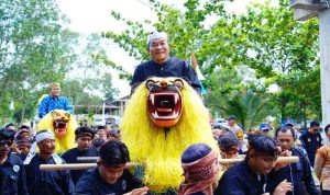 Bupati Muba, HM Toha diarak naik reok pada pengukuhan paguyuban pasundan di Tingkal Jaya, Kamis (20/11/2025). Foto: Kominfo Muba.