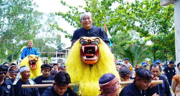Bupati Muba, HM Toha diarak naik reok pada pengukuhan paguyuban pasundan di Tingkal Jaya, Kamis (20/11/2025). Foto: Kominfo Muba.
