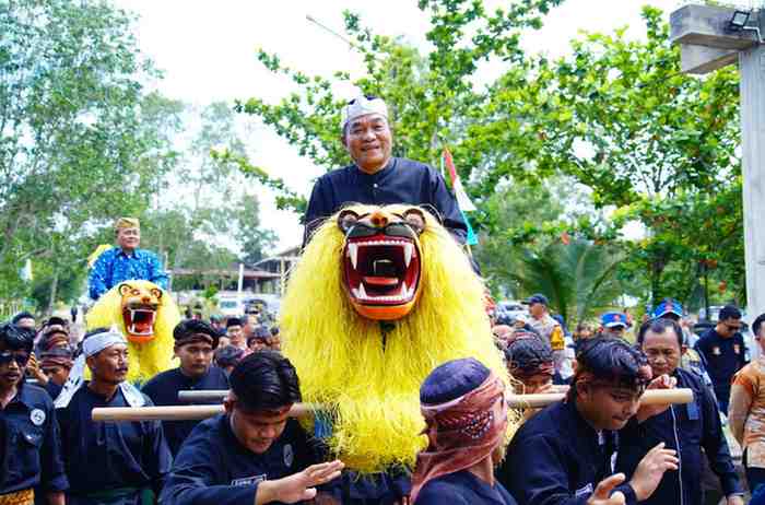 Bupati Muba, HM Toha diarak naik reok pada pengukuhan paguyuban pasundan di Tingkal Jaya, Kamis (20/11/2025). Foto: Kominfo Muba.