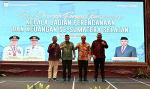 pemkot Sekretaris Daerah Kota Palembang, Aprizal Hasyim membuka kegiatan Temu Daerah Kepala Bagian Perencanaan dan Keuangan Kabupaten/Kota se-Sumatera Selatan di Hotel Novotel pada Jumat (31/10/2025). Foto: Komino Palembang.