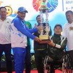 Wabup Muba, Rohman memberikan piala bergilir juara umum Peparprov Sumsel, Jumat (7/11/2025). Foto: Kominfo Muba.