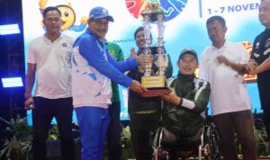 peparprov Wabup Muba, Rohman memberikan piala bergilir juara umum Peparprov Sumsel, Jumat (7/11/2025). Foto: Kominfo Muba.
