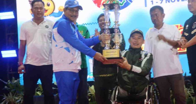 Wabup Muba, Rohman memberikan piala bergilir juara umum Peparprov Sumsel, Jumat (7/11/2025). Foto: Kominfo Muba.