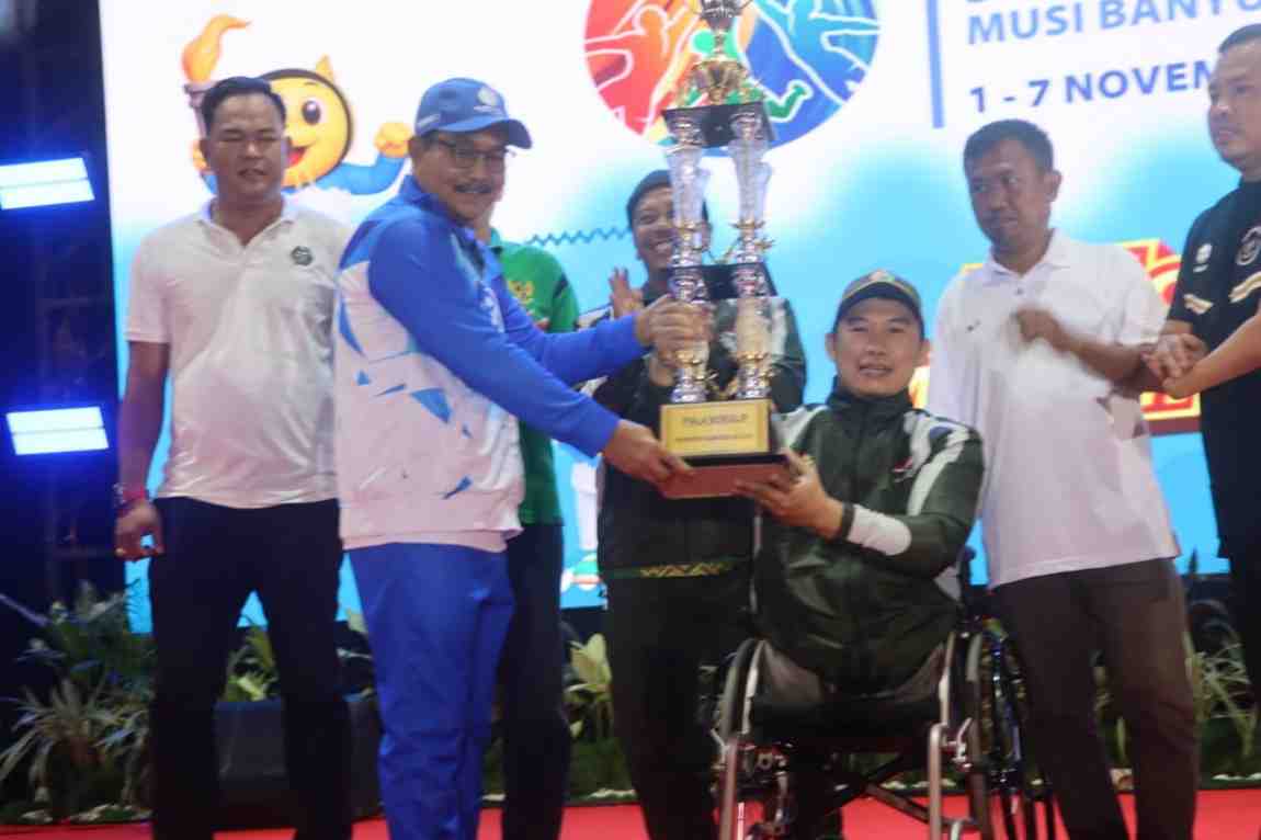 Wabup Muba, Rohman memberikan piala bergilir juara umum Peparprov Sumsel, Jumat (7/11/2025). Foto: Kominfo Muba.