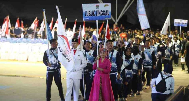 Para peserta Peparprov Sumsel melakukan defile saat pembukaan di Sekayu, Minggu (2/11/2025). Foto: Humas Pemprov Sumsel.
