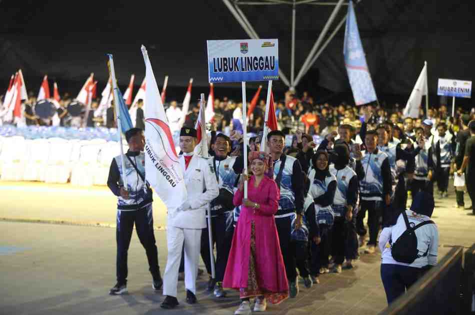 Para peserta Peparprov Sumsel melakukan defile saat pembukaan di Sekayu, Minggu (2/11/2025). Foto: Humas Pemprov Sumsel.