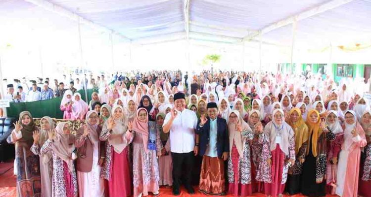 Gubernur Sumsel, Herman Deru hadiri silaturahmi memperingati Hari Lahir ke-2 Jam’iyyah Mudrasatil Qur’an Lil Hafizah (JMQH) Sumsel yang digelar di Pondok Pesantren Al-Karim Islamic Center KTM Tanjung Lago, Kabupaten Banyuasin, Minggu (16/11/2025). Foto: Humas Pemprov Sumsel.