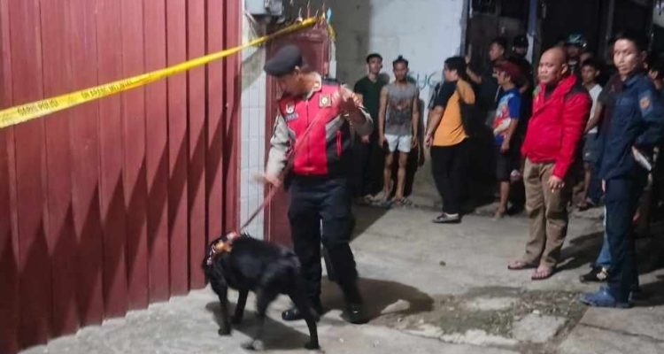 Polisi melakukan olah TKP kasus perampokan disertai pembunuhan di 15 Ilir Palembang. Foto: ISt