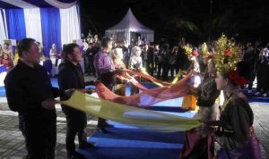 ranau (1) Gubernur Sumsel, Herman deru saat hadir di penutupanh festival Danau Ranau, di Danau Ranau, OKU Selatan, Jumat (14/11/2025) malam. Foto: Humas Pemprov Sumsel.