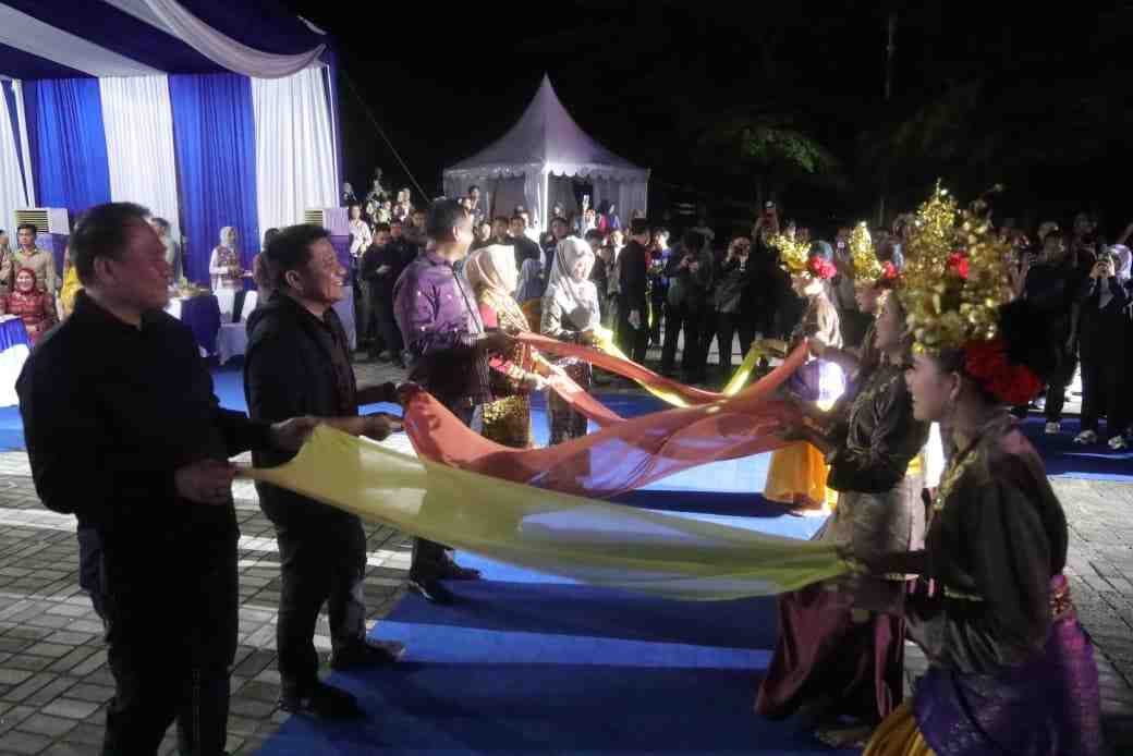 Gubernur Sumsel, Herman deru saat hadir di penutupanh festival Danau Ranau, di Danau Ranau, OKU Selatan, Jumat (14/11/2025) malam. Foto: Humas Pemprov Sumsel.