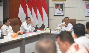 Sekda Sumsel, Dr Dr. Drs. H. Edward Candra, MH memimpin rapat persiapan Ranau Gran Fondo (SRGF) dan Festival Danau Ranau XXIV Tahun 2025, Rabu (5/11/2025). Foto: Humas Pemprov Sumsel.