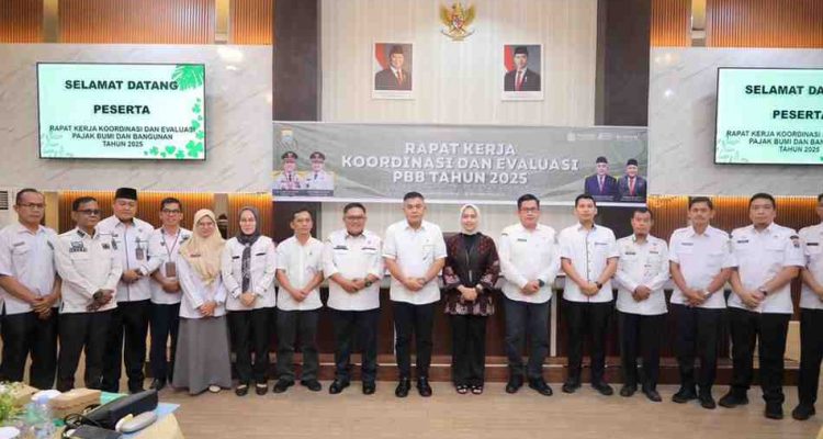 Sekda Palembang, Aprizal Hasyim memimpin rapat koordinasi dan evaluasi Pajak Bumi dan Bangunan (PBB) Tahun 2025, bertempat di Kantor Bapenda, Rabu (12/11/2025). Foto: Kominfo Palembang.