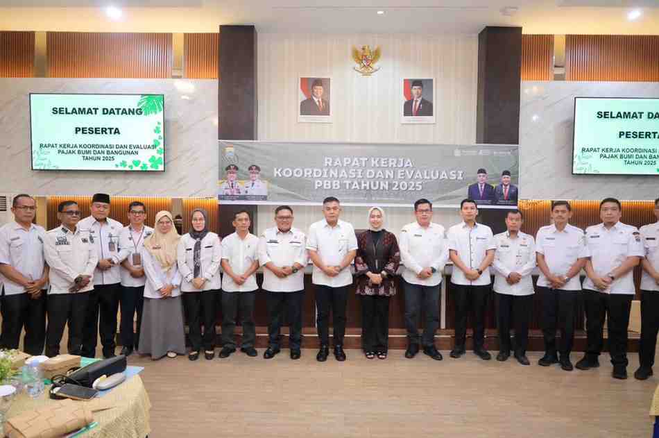 Sekda Palembang, Aprizal Hasyim memimpin rapat koordinasi dan evaluasi Pajak Bumi dan Bangunan (PBB) Tahun 2025, bertempat di Kantor Bapenda, Rabu (12/11/2025). Foto: Kominfo Palembang.