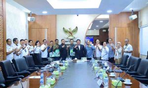 Gubernur Sumsel, Herman deru usai memimpin rapat pembentukan tim percepatan program tiga juta rumah, Rabu (12/11/2025). Foto: Humas Pemprov Sumsel.