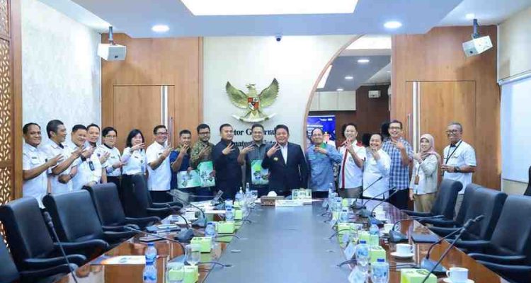 Gubernur Sumsel, Herman deru usai memimpin rapat pembentukan tim percepatan program tiga juta rumah, Rabu (12/11/2025). Foto: Humas Pemprov Sumsel.