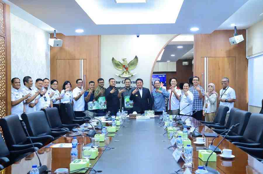 Gubernur Sumsel, Herman deru usai memimpin rapat pembentukan tim percepatan program tiga juta rumah, Rabu (12/11/2025). Foto: Humas Pemprov Sumsel.