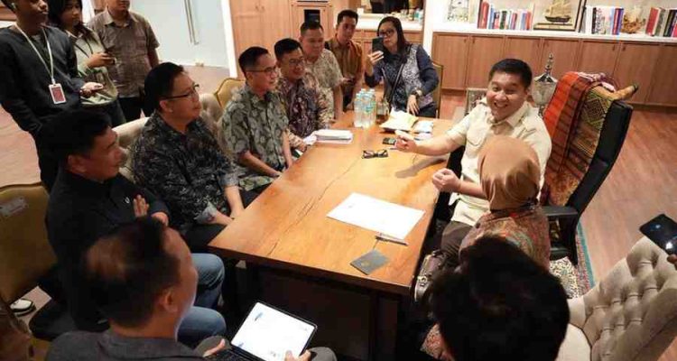 Didampingi sejumlah kepala OPD, Walikota Palembang Ratu Dewa melakukan pertemuan dengan Menteri PKP Maruarar Sirait dan Kepala BPS Amalia Adininggar Widyasanti, JUmat (14/11/2025). Foto: Kominfo Palembang.