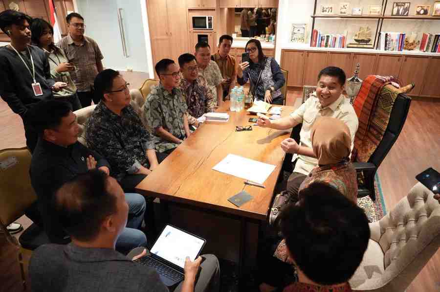 Didampingi sejumlah kepala OPD, Walikota Palembang Ratu Dewa melakukan pertemuan dengan Menteri PKP Maruarar Sirait dan Kepala BPS Amalia Adininggar Widyasanti, JUmat (14/11/2025). Foto: Kominfo Palembang.