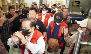 Para tersangka digiring ke sela tahanan dalam kasus skandal kredit macet di sebuah bank milik pemerintah. Foto: IST