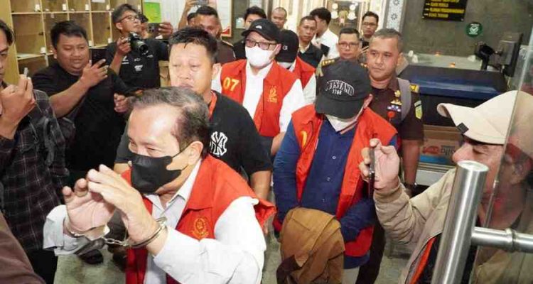 Para tersangka digiring ke sela tahanan dalam kasus skandal kredit macet di sebuah bank milik pemerintah. Foto: IST