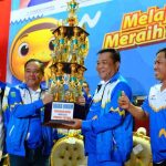 Bupati Muba, HM Toha menerima piala bergilir juara umum Porprov Sumsel dari Wagub Sumsel, Cik Ujang, Sabtu (1/11/2025) malam. Fotot: Kominfo Muba.