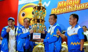 Bupati Muba, HM Toha menerima piala bergilir juara umum Porprov Sumsel dari Wagub Sumsel, Cik Ujang, Sabtu (1/11/2025) malam. Fotot: Kominfo Muba.