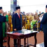 Bupati Musi Banyuasin, HM Toha Tohet, SH melantik Drs Syafaruddin, MSi sebagai Penjabat Sekretaris Daerah Kabupaten Musi Banyuasin. Foto: Kominfo Muba