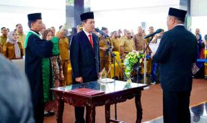 Bupati Musi Banyuasin, HM Toha Tohet, SH melantik Drs Syafaruddin, MSi sebagai Penjabat Sekretaris Daerah Kabupaten Musi Banyuasin. Foto: Kominfo Muba