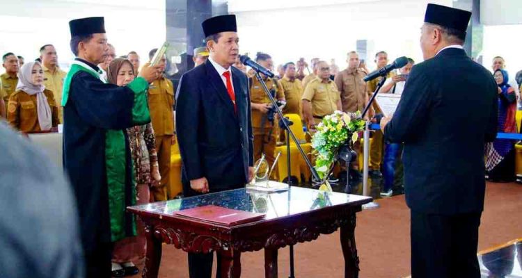 Bupati Musi Banyuasin, HM Toha Tohet, SH melantik Drs Syafaruddin, MSi sebagai Penjabat Sekretaris Daerah Kabupaten Musi Banyuasin. Foto: Kominfo Muba