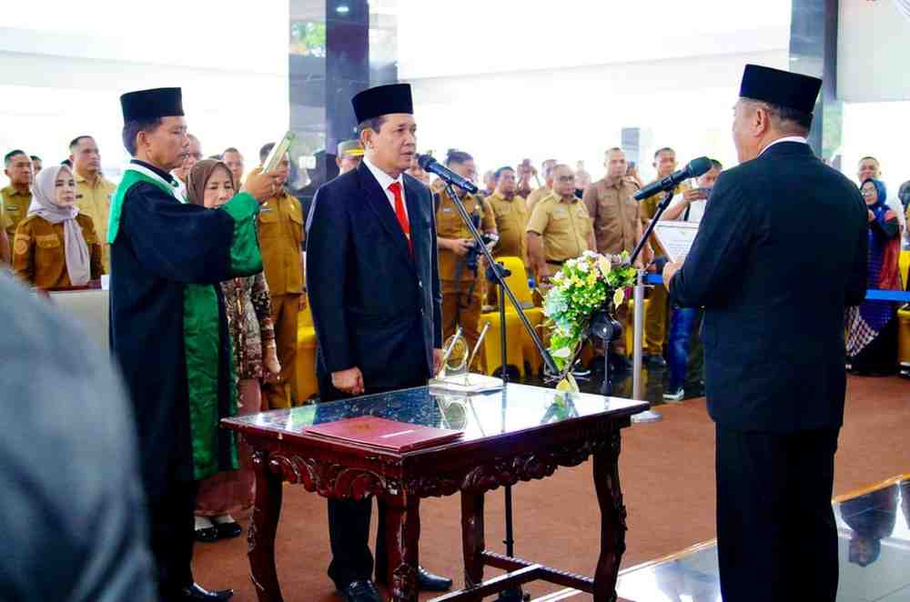 Bupati Musi Banyuasin, HM Toha Tohet, SH melantik Drs Syafaruddin, MSi sebagai Penjabat Sekretaris Daerah Kabupaten Musi Banyuasin. Foto: Kominfo Muba