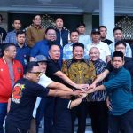 Gubernur Sumsel, Herman Deru, Wagub Cik Ujang, managemen dan suporter Sriwijaya FC bersilaturrahim di Griya Agung, Palembang, Sabtu (1/11/2025). Foto: Humas Pemprov Sumsel.
