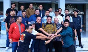 Gubernur Sumsel, Herman Deru, Wagub Cik Ujang, managemen dan suporter Sriwijaya FC bersilaturrahim di Griya Agung, Palembang, Sabtu (1/11/2025). Foto: Humas Pemprov Sumsel.