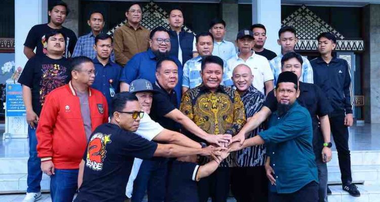 Gubernur Sumsel, Herman Deru, Wagub Cik Ujang, managemen dan suporter Sriwijaya FC bersilaturrahim di Griya Agung, Palembang, Sabtu (1/11/2025). Foto: Humas Pemprov Sumsel.